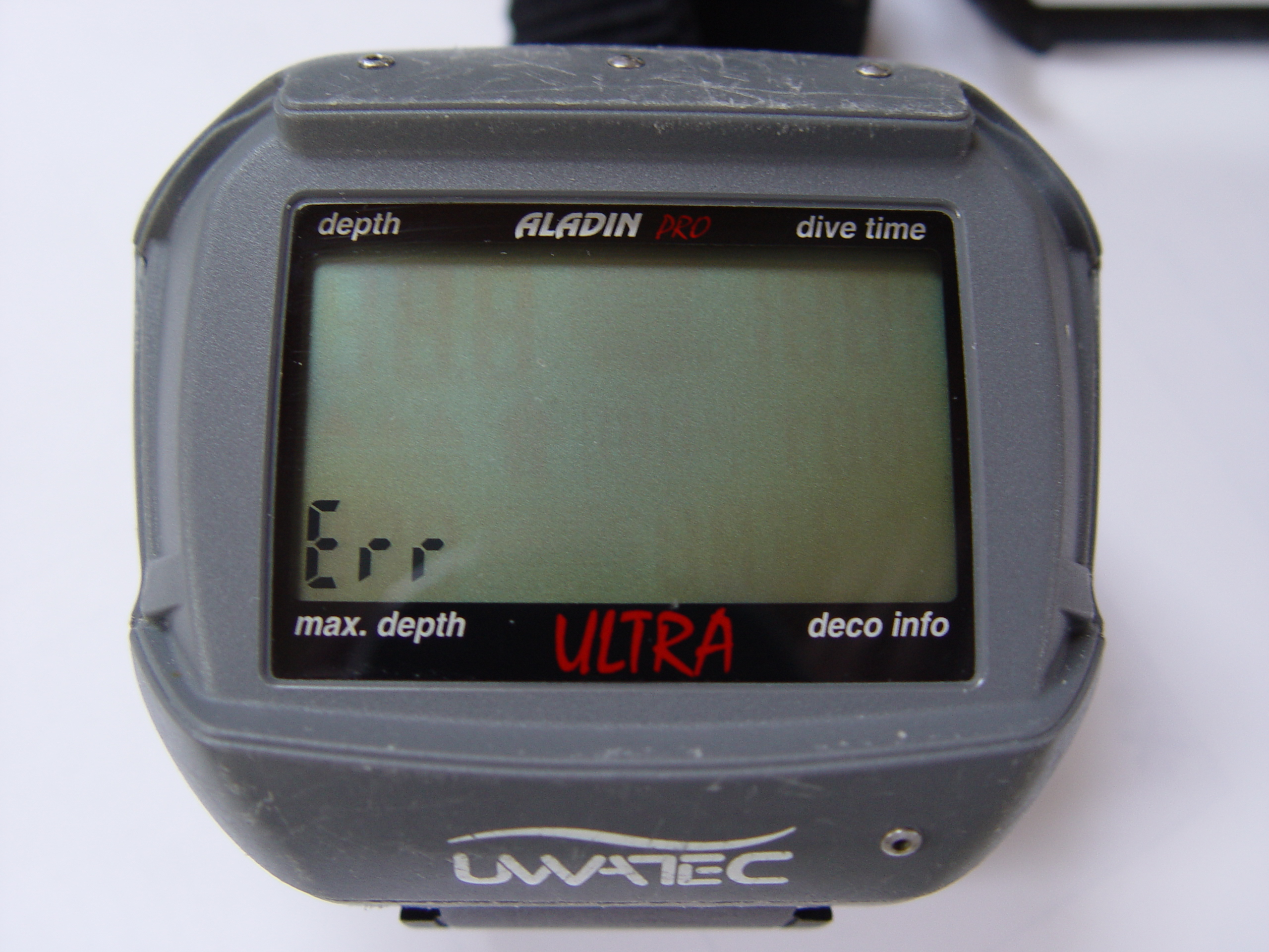 ダイビングコンピュータ　UWATEC UWATEC、ALADINシリーズのダイブコンピュータ電池交換、ダイコン
